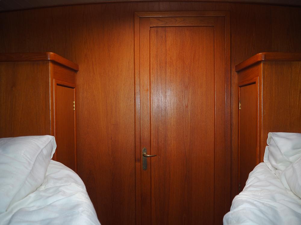 Cabin en avant, H&eacute;bergements